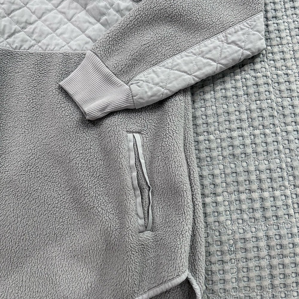 Abercrombie & Fitch Light Gray and White Quilted Fleece Pullover - Picture 8 of 10